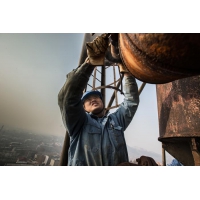 齊魯石化橡膠廠消除60米高空火炬霧化蒸汽泄漏隱患