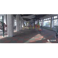 南京一學校4百平米橡膠地墊造價8萬元，因毒害超標學校不敢用