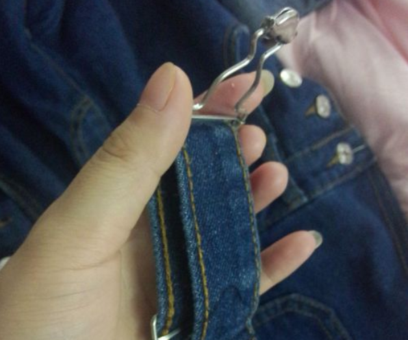 將已經穿過葫蘆扣的背帶向后捋，使其與前面的背帶平行